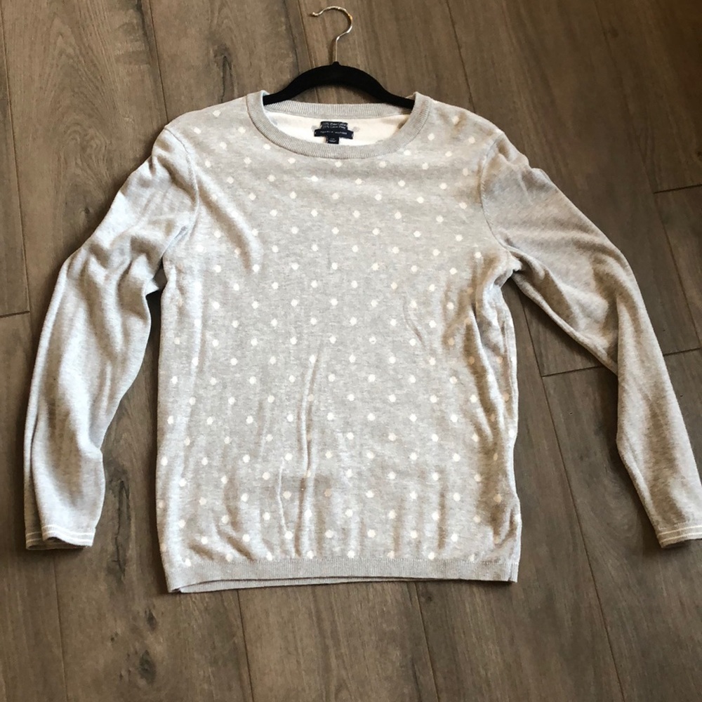 Gray Tommy Hilfiger sweater fits like a medium